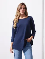 Blusa azul en tejido acanalado, marca Ruby Rd. Largo de mangas ¾ con abertura y botones. Terminación de ruedo asimétrico.