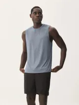 Musculosa deportiva de color gris, confeccionada en tejido técnico transpirable con textura microperforada, ideal para entrenamiento.