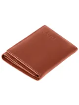 Billetera plegable de cuero color marrón con logo de la marca grabado en la parte inferior frontal. Cuenta con compartimentos para tarjetas, espacio para efectivo y protección RFID.