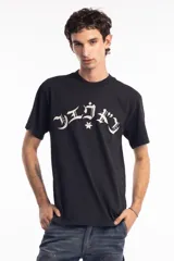 Remera negra de corte holgado con estampa frontal en color blanco con tipografía estilo gótico y una estrella central.