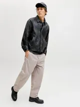Pantalón chino de lino color gris, con diseño de corte recto y holgado.