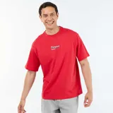 Remera roja de manga corta, cuello redondo y corte holgado, con pequeño estampado frontal que dice "Delizioso SAN DIEGO. CA".