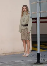 Falda midi de tiro alto, con diseño recto y asimétrico, confeccionada en viscosa con estampado animal print de serpiente.