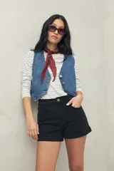 Short de denim color negro con dobladillo fijo, bolsillos delanteros y traseros, de corte clásico.
