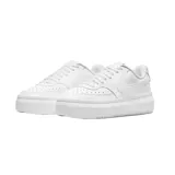 Championes Nike Court Vision Alta de cuero, color blanco, con diseño de plataforma y suela de goma. Presentan el logo de la marca en el lateral y perforaciones en la puntera para mayor ventilación.