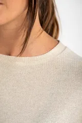 Remera color crema con brillo, de corte amplio y mangas cortas.