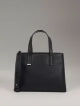 Cartera tipo tote de cuero sintético color negro, con doble asa corta y correa larga desmontable.