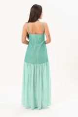 Vestido largo color verde agua, con tirantes finos, escote recto y falda larga fluida con panel fruncido en la parte superior.