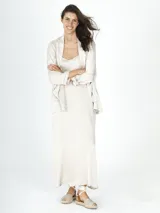 Conjunto color beige compuesto por vestido largo con breteles finos y saco con bolsillos delanteros.