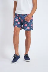 Short de baño con cintura elástica y cordón ajustable, confeccionado en tela ligera de secado rápido. Presenta un estampado botánico integral en tonos amarillos, blancos y azules, con dos bolsillos delanteros y uno posterior.