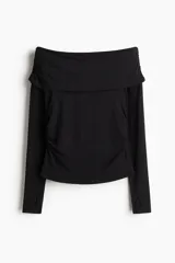 Remera deportiva de manga larga con diseño off-the-shoulder y escote doblado. Presenta frunces laterales y aberturas para pulgares en los puños, confeccionada en tejido de punto modal.
