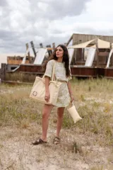 Bolso de tela color crema con estampado circular. Incluye almohadilla de regalo.