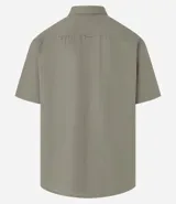 Camisa de corte relajado para hombre, confeccionada en una mezcla de cáñamo y algodón. Presenta cuello inglés, manga corta, cierre frontal con botones y un bolsillo en el pecho con una pequeña etiqueta aplicada.