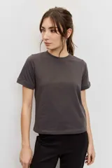 Remera básica marrón de manga corta con cuello redondo y ajuste clásico.