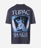 Remera de corte relajado color gris oscuro, con cuello redondo y manga corta. Presenta una estampa frontal pequeña en color blanco con el logo de Tupac.