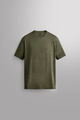 Camiseta técnica regular fit de Zara Athleticz, color verde militar con diseño de rayas sutiles, cuello redondo y manga corta. Confeccionada en tejido ligero, elástico y de secado rápido con costuras planas.