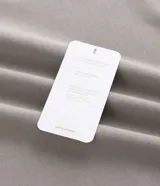 Buzo de cuello alto con cierre frontal parcial, manga larga y puños ajustados. Presenta un diseño minimalista en color verde militar.