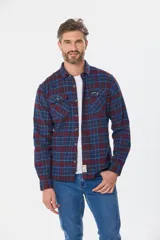 Sobrecamisa a cuadros de viyela gruesa con bolsillos frontales con solapa y botones.