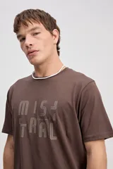 Remera de manga corta color gris con cuello redondo y estampa frontal con la inscripción "Mistral".