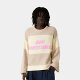 Suéter de punto oversize en bloques de color beige y crema, con diseño a rayas horizontales y el logo de la marca bordado en relieve de color rosa en el pecho.
