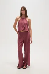 Pantalon de corte recto confeccionado en viscosa, con costuras frontales decorativas con efecto desflecado y aberturas en el ruedo.