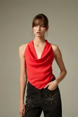 Top rojo de viscosa con cuello buche y diseño holgado.