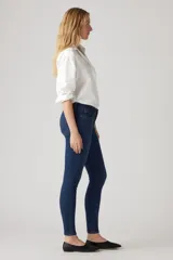 Jeans ajustados Levi's modelo 711 Skinny, tiro medio, en color azul oscuro lavado.