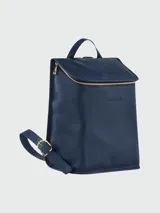 Mochila Longchamp modelo Le Foulonné M de cuero color azul marino, con solapa frontal, cierre de cremallera metálica dorada, asa superior y correas ajustables con hebillas doradas.