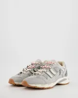 Championes retro runner Coolway modelo 2003 Ash Graphite, en tonos grises y neutros, con una combinación de malla, gamuza y paneles superpuestos, detalles texturizados en el talón y suela de goma con tracción.
