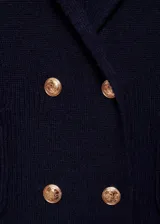 Chaqueta de punto azul marino con diseño cruzado y doble botonadura con botones dorados efecto joya. Presenta cuello con solapas, manga larga y dos bolsillos de parche frontales.