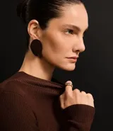 Vestido midi de punto acanalado, color negro, con cuello alto y mangas largas. Presenta un corte ajustado al cuerpo.