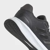 Championes de running Adidas modelo Runfalcon 5, color gris oscuro con tres franjas laterales negras y mediasuela Cloudfoam blanca.