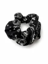 Colero para el pelo negro con estampado tipo bandana en color blanco.