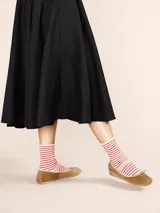 Par de medias blancas con rayas horizontales rojas.