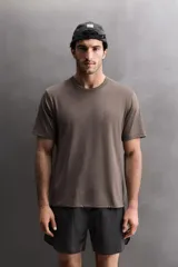 Camiseta de entrenamiento Zara Athleticz de corte regular, confeccionada en tejido técnico elástico y ligero con estructura. Presenta cuello redondo, manga corta con detalle de parche, costuras planas y logo estampado en el pecho.