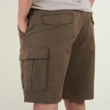 Bermuda estilo cargo confeccionada en gabardina elastizada con lavado a la piedra. Presenta bolsillos laterales con tapa y velcro, bolsillos delanteros diagonales y cierre frontal.