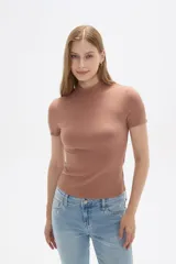 Remera de punto canalé color gris oscuro, con cuello alto y mangas cortas, de corte ajustado al cuerpo.