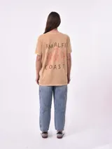 Remera violeta con cuello redondo y estampado frontal con la frase 'things between'.