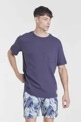 T-shirt de hombre color azul marino, de manga corta, cuello redondo y bolsillo en el pecho.