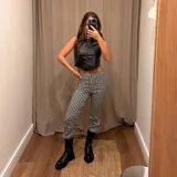 Top halter de cuero plateado con acabado metalizado, diseño estructurado con costura central vertical y bajo en punta.