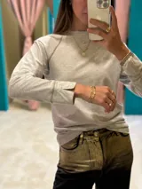 Remera blanca de corte clásico con mangas largas y cuello redondo.