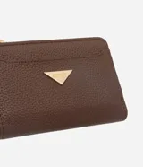 Billetera compacta Satinato de cuero sintético color marrón, con diseño tipo sobre. Cuenta con cierre metálico, botón a presión, monedero integrado y detalle de chapa triangular dorada con el logo de la marca en el frente.