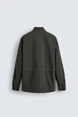 Cazadora regular fit de algodón color gris oscuro con efecto lavado, cuello subido, manga larga y cierre frontal con cremallera oculta por solapa con botones a presión. Cuenta con cuatro bolsillos frontales de plastrón con solapa y cintura ajustable con cordón interior.