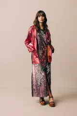 Blazer de cuero color celeste metalizado, con solapas, cierre con broches tipo tanca de madera y puños con detalle de piel sintética marrón.