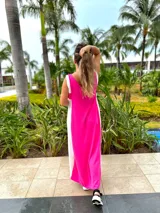 Vestido largo negro con panel lateral blanco, escote en V en la espalda y corte holgado.