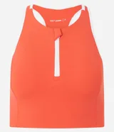 Top deportivo Get Over de microfibra color rojo con cuello halter, cierre frontal y detalles de bies en color blanco. Incluye copas para mayor soporte.
