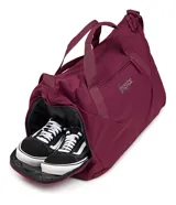Bolso deportivo tipo duffel de la marca Jansport, color bordó, con compartimento principal con cierre, asas de mano y correa ajustable para el hombro.