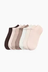 Pack de siete soquetes de corte tobillero en colores neutros y pasteles, confeccionados en tejido de punto suave de mezcla de algodón.