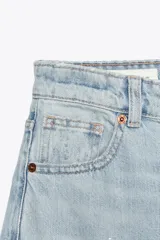 Jeans de mujer tiro alto, color celeste claro lavado, con cinco bolsillos y pierna extra ancha y larga.