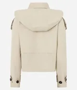 Trench coat cropped beige con capucha, cierre cruzado con botones y mangas largas.